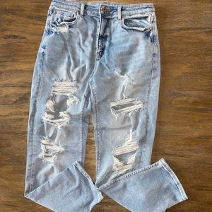 Like new! American Eagle Mom Jeans Jeans. Size 8.
